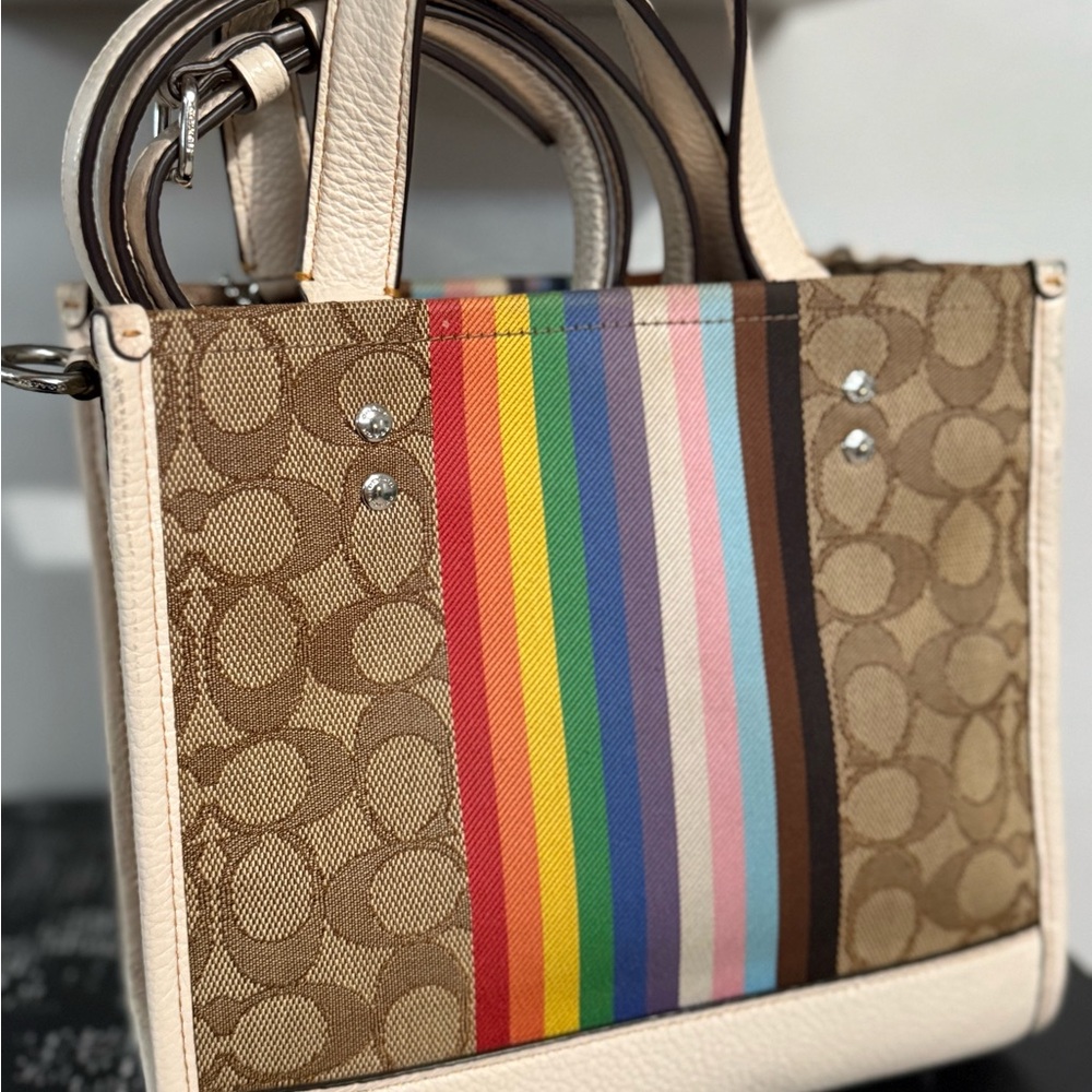 LIke New!!! COACH Dempsey Tote 22 in signature Jacquard - Picture 6 of 13
